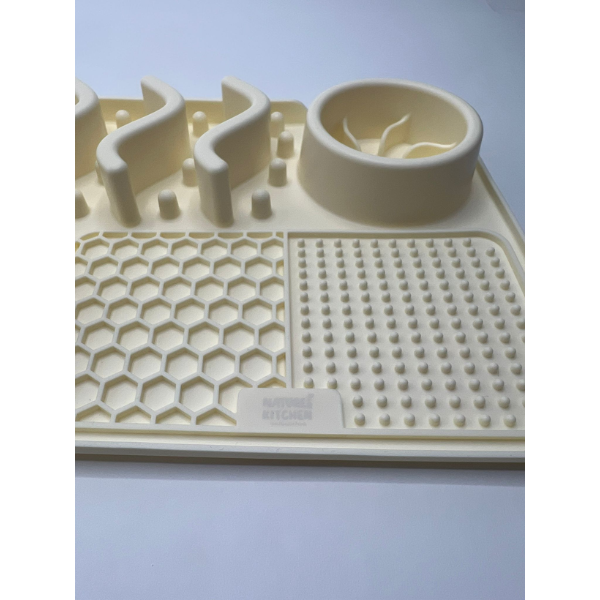 נייצר קיצן משטח האכלה וליקוק אינטראקטיבי Nature's Kitchen - שמנת